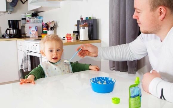 GLAD I MAT: Etter en utfordrende periode kan Theo nå spise selv, uten problemer. Her får han grøt av pappa Daniel. Foto: Svend Aage Madsen/ Se og Hør GLAD I MAT: Etter en utfordrende periode kan Theo nå spise selv, uten problemer. Her får han grøt av pappa Daniel. Foto: Svend Aage Madsen/ Se og Hør